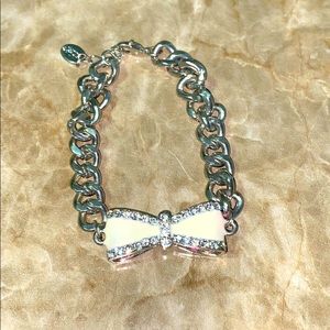 White and silver new condition bow bracelet! 💕✨